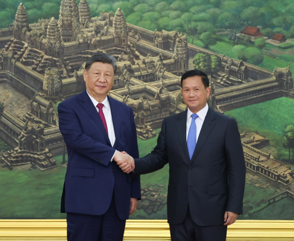 习近平同柬埔寨首相洪玛奈举行会谈